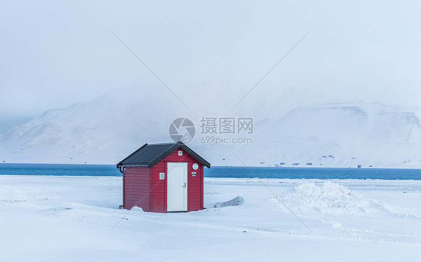 北冰洋海边的红房子图片