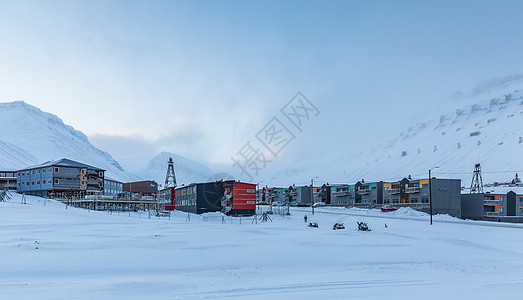 北极城市朗伊尔城冬季城市雪景图片