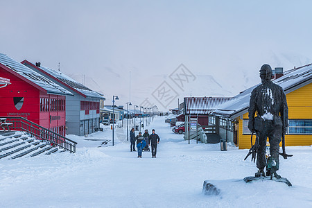 北极城市朗伊尔城冬季城市雪景图片