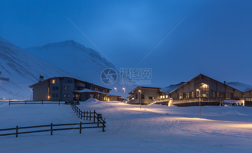 北极城市朗伊尔城城市夜景图片