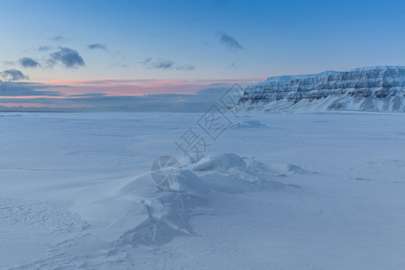 户外拓展冬季壮观的北极雪山风光背景