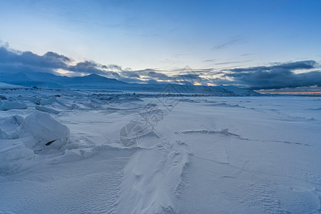 冬季壮观的北极雪山风光图片