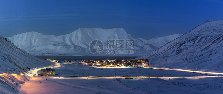 北极城市朗伊尔城城市夜景图片