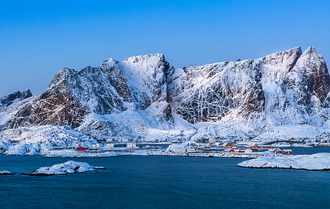 挪威北极圈雪山脚下美丽的渔村背景图片