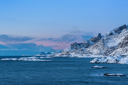 挪威北极圈雪山脚下美丽的渔村图片