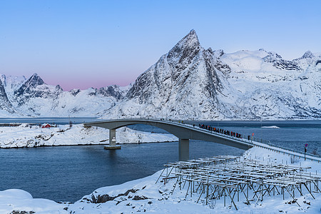 冬季北极圈峡湾壮观的雪山图片