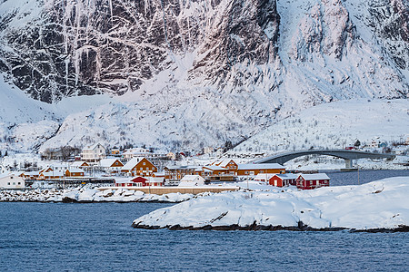 挪威北极圈雪山脚下美丽的渔村背景图片