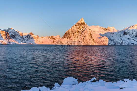 冬季北极圈峡湾壮观的雪山图片