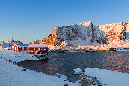 雪山脉挪威北极圈雪山脚下美丽的渔村背景