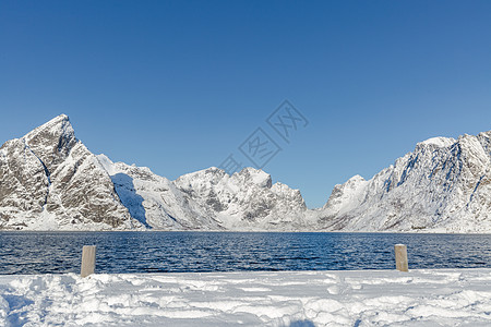 冬季北极圈峡湾壮观的雪山图片