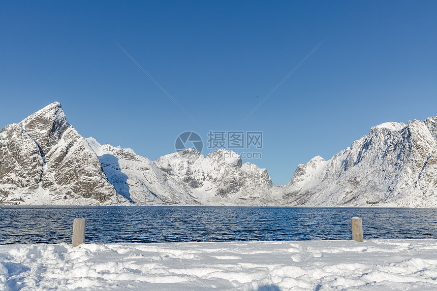 冬季北极圈峡湾壮观的雪山图片