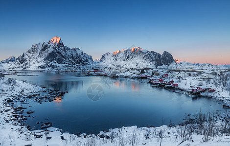 碧罗雪山挪威罗弗敦群岛雷纳渔村自然风光背景