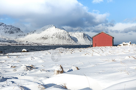 挪威峡湾冬季海边的红房子高清图片