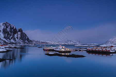 挪威罗弗敦群岛斯沃尔韦尔峡湾夜景风光图片