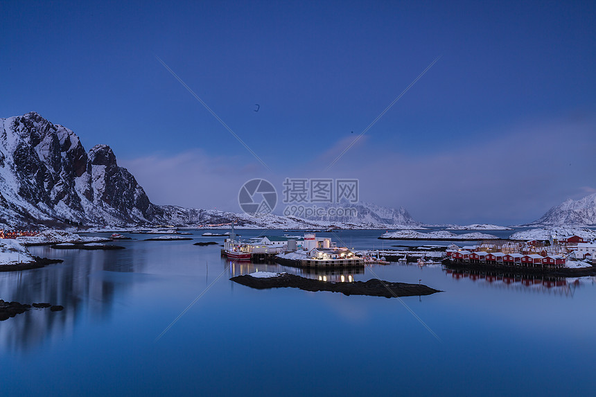 挪威罗弗敦群岛斯沃尔韦尔峡湾夜景风光图片