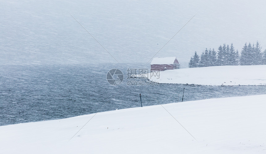 挪威峡湾冬季海边的红房子图片