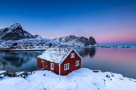 大雪房子挪威峡湾冬季海边的红房子背景