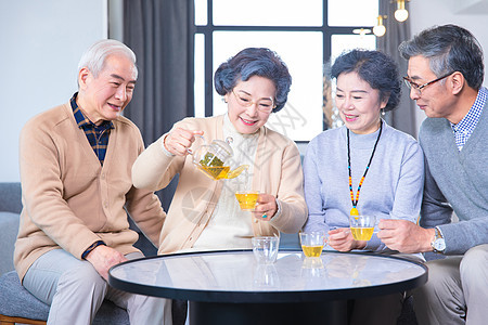 中老年聚会喝茶倒茶图片