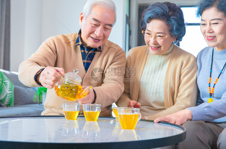 中老年人聚会喝茶