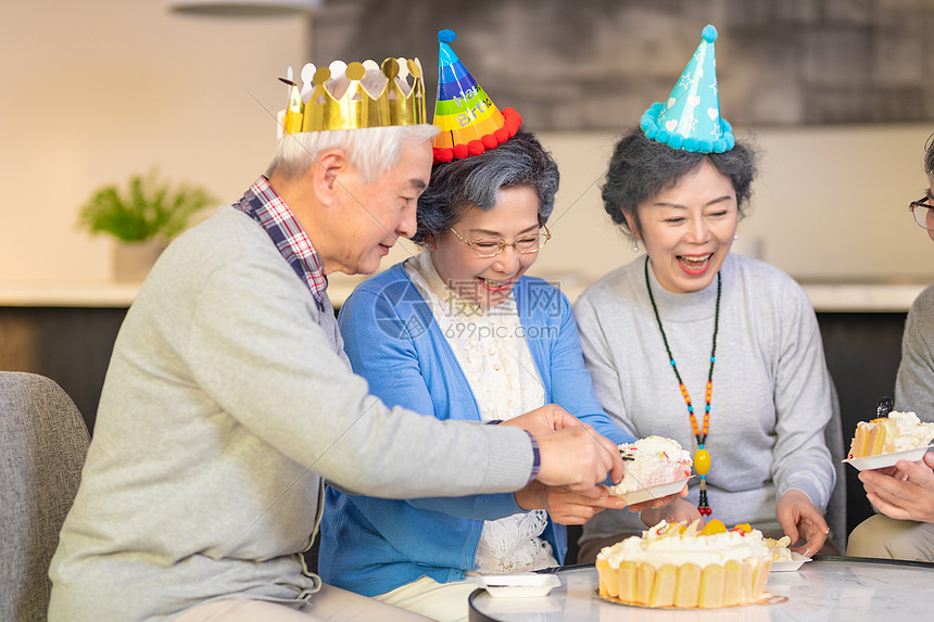 老年人生日庆祝吃蛋糕图片