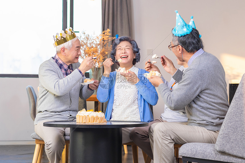 老年人生日庆祝吃蛋糕图片