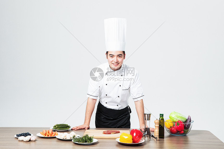 餐桌前的厨师图片