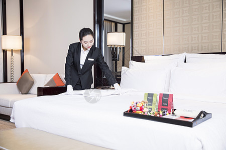 酒店服务员整理床铺背景图片