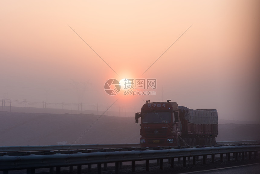  行驶在高速公路上的大货车图片