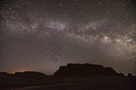 新疆雅丹地貌夜景星空银河图片