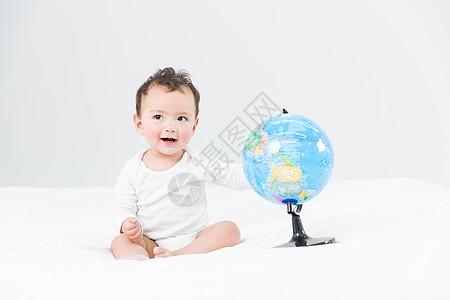 婴儿教育和地球仪高清图片