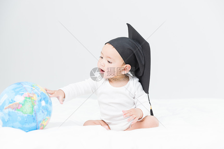 婴儿和地球仪图片