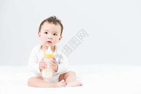 婴儿喝奶背景图片