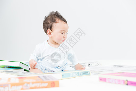 婴儿和书籍图片