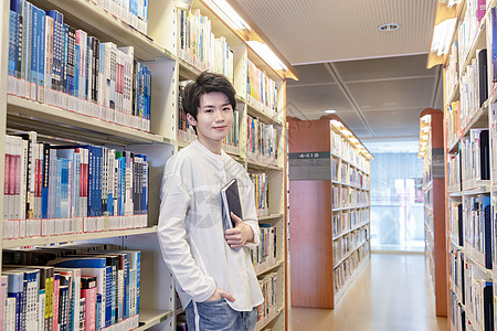 图书馆中的男生高清图片