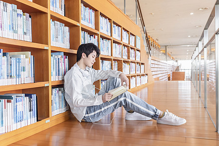 图书馆中的男生休闲高清图片素材