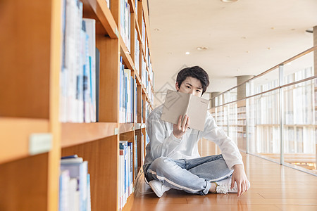 图书馆中的男生学生高清图片素材