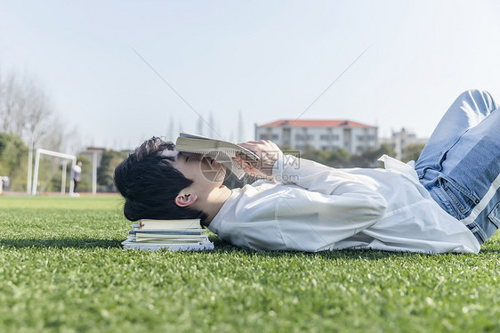 在操场上躺着的学生图片