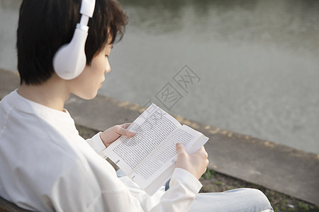 男性阅读听音乐图片