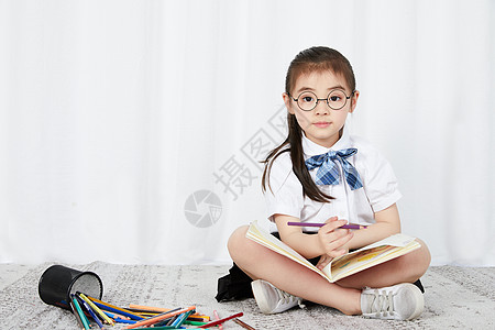 学生时光儿童节小女孩看书学习背景