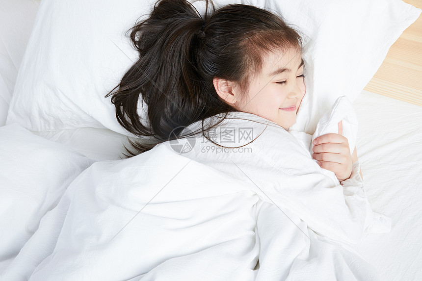儿童节小女孩抱着枕头图片