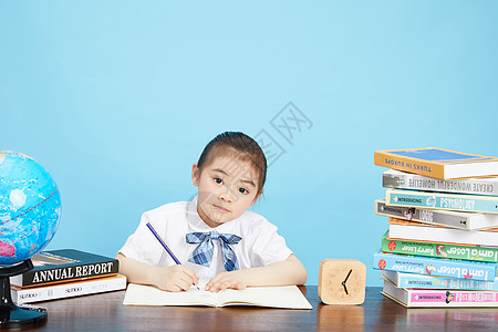 坐在地球上看书小学生学习教育背景