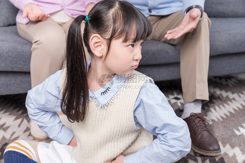 小孙女跟爷爷奶奶闹脾气图片