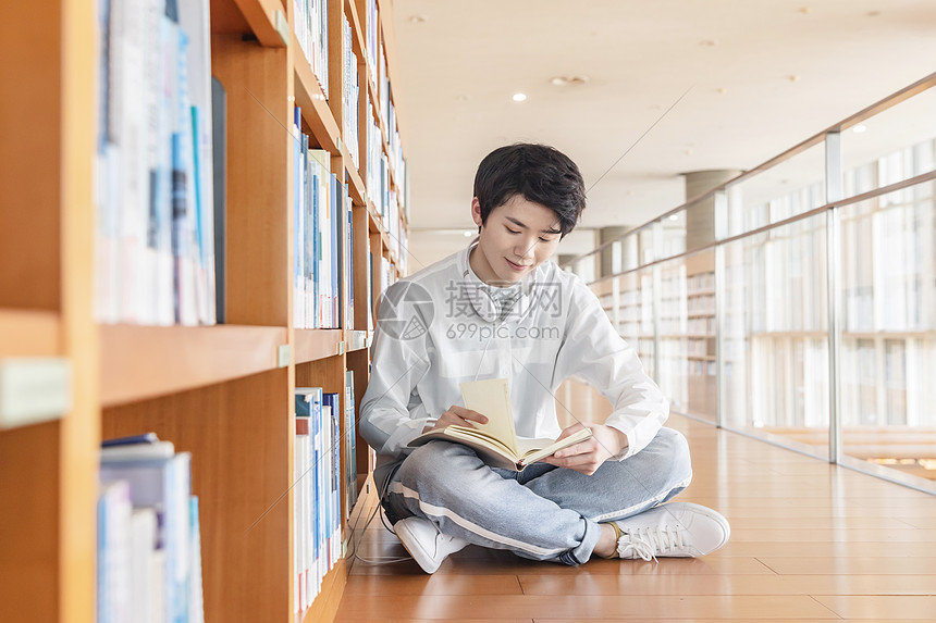 在图书馆看书的学生图片