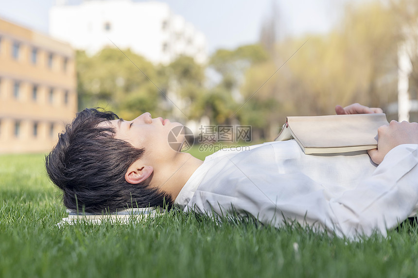 躺着草坪上休息的男生