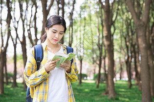 青年女性户外阅读图片