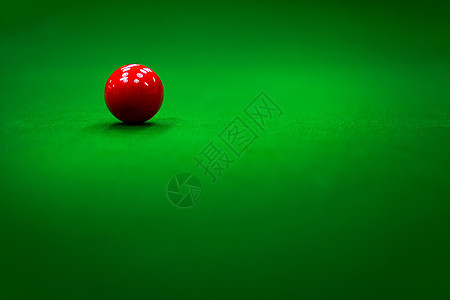 绿色台球桌上的红球图片