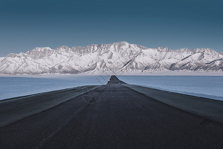 赛里木雪山背景