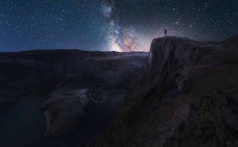 雪山攀登追星背景