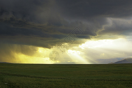 新疆天山草原日落耶稣光自然环境背景图片