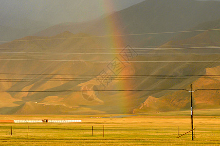 新疆天山秋雨彩虹图片